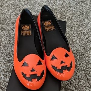 Bright orange patent Jack-o'-lantern shoes
